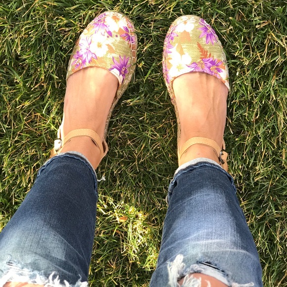 Urban Outfitters Shoes - Happy Daisies Floral Print Jute Espadrille Loafer